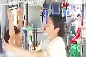 妈妈逼6岁孩子公交车上练吊环，被阻止后孩子妈妈竟怒怼视频封面