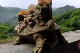 秦岭大山沟里，一户人家门面朝大山，门前摆放着一只乌龟，好惬意视频封面