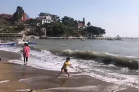 鼓浪屿沙滩海天一色，海浪涛声景点融合在一起，形成一幅迷人景观视频封面