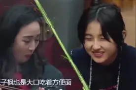 黄磊做泡面彭昱畅张子枫抢着吃，碗里连汤都不剩，太美味了！视频封面