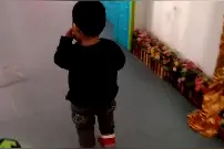 抱着二宝从楼梯摔下去，还好孩子没事，我今天这点子！视频封面
