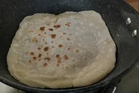 第一次用煤气灶烙饼，掌握不好火候糊了，电饼铛值得购买啊