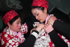 贵州凯里，一大学生毕业在家出嫁，新娘不舍家人，上车上都哭了视频封面