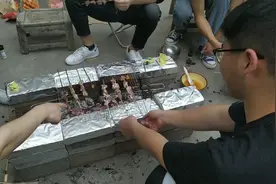 一群好友，几块砖头，自制简易烧烤台，喝着啤酒吹着小风，得劲！视频封面