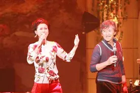 71岁林子祥和58岁叶倩文近照，林子祥头发花白，叶倩文依然美丽视频封面