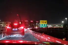 高速免费，进入深圳的福永收费站却堵了三公里车流；发生了什么事视频封面