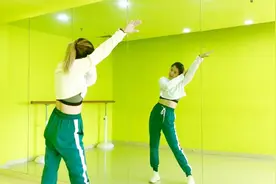 都喜欢的一首歌《Wakawaka》零基础舞蹈教学，小姐姐们跳的都好棒