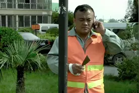 影视：小区保洁员清理小广告，没想到被人报复，保洁员妻子受伤了视频封面