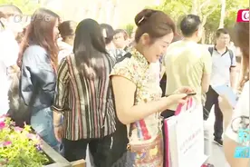 青岛近8万考生迈入中考考场，家长穿旗袍送考，寓意旗开得胜视频封面