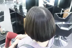 妹子及腰长发想年轻，发型师直接剪成BOB短发，时尚，减龄有气质视频封面