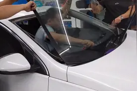君威换前挡风玻璃一个小时就搞定，花了900大洋，感觉值不值？视频封面