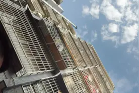 晴空万里，风大，灰尘大！