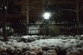 实拍北京夜晚大雪，返京人员注意安全，雪天路滑，路上不好走视频封面