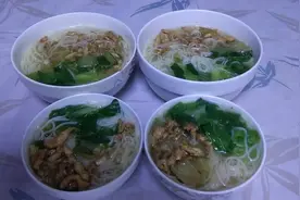 好久没吃面条了，媳妇早餐做了青菜肉丝面，简单营养又好吃！视频封面