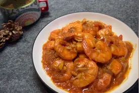 番茄油焖大虾，大人小孩都喜欢，盘底汤汁都不剩。