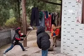 贵州一户人家三个熊孩子，家中的活宝，爹妈不在家就是这么熊视频封面