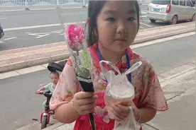 教师节学校旁边小卖部门口卖了好多鲜花，小妞买了一枝送给老师视频封面