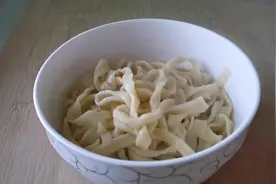 做手擀面加盐还是加碱为什么说碱是骨头盐是筋看完视频才明白视频封面