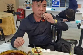 兄弟们都不喝酒，老郑也不好意思喝白的，喝点红的好视频封面