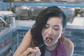 饭局也疯狂：莫妮卡来到厨房，和老虾米交流，在厨房试菜视频封面