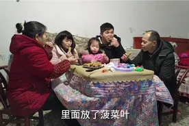 大冬天，奶奶做小吃，一家人围着火炉边吃边聊真开心。