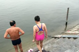 谁说女子不如男，美女挑战冬泳，岸上的爷们儿眼睛都看直了视频封面