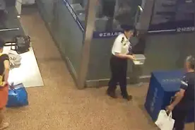 北京西站一男子带着鹦鹉过安检 被铁路部门及时拦下