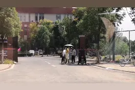 天气太热，武汉的高校美女都不敢出门，靠外卖养活了视频封面