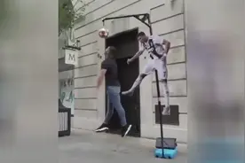 街头挑战：C罗头球高度达2.65米，有多少人能达到？视频封面