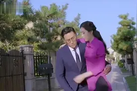 丈夫每天抱着妻子出门，都成小区焦点人物了，连保安都急着去围观视频封面