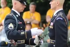 这检查枪械的手法确实一流，行云流水，不拖泥带水，很享受！