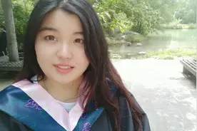 郑大学姐和男友拍完毕业照了，来食堂吃最后一餐＃毕业季＃视频封面