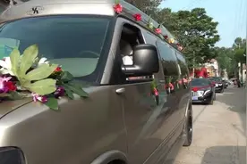 河南农村一土豪去迎亲，豪华房车做主婚车，太牛逼了视频封面