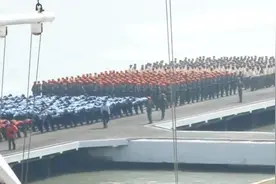 印度尼西亚三军接受检阅，全体士兵跳起了魔性舞蹈！视频封面