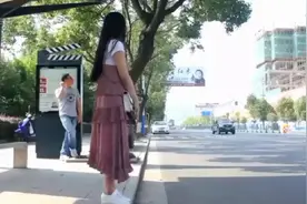 小姐姐偷偷放个屁，看到后边哥们感觉威力太大了😂😂视频封面