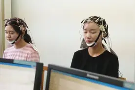 女飞行员是怎么选出来的？视频封面