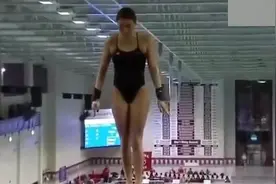 美国大学生女子跳水，跳台比赛瞬间，太精彩了！棒极了视频封面