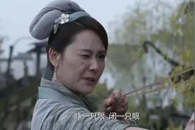 幼年包三黑在桥上用弹弓打鸟，旁边的大嫂实在是看不下去了视频封面