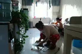 生了两个儿子，明明是皇后的命，却被当成了仆人，被网友调侃