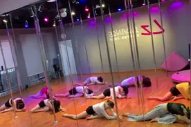 右边屁股疼视频封面