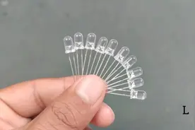 制作了一个音乐闪光灯，可以随着音乐跳动