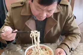 复工后没有工作餐怎么办？帅大叔教你用剩饭剩菜做大餐，眼馋吗视频封面