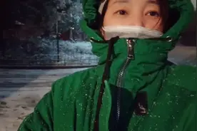 冒着大雪给老公去买烟小区封闭能出去吗？看我是怎么买到烟的！视频封面