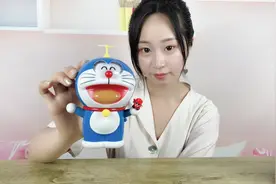 试玩“叮当猫百宝箱”，肚子里面可以变出玩具，好神奇啊视频封面
