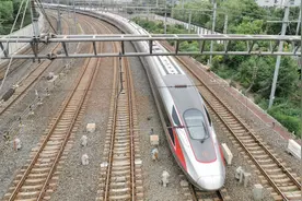 站在这儿俯视频繁进出的高铁动车，北京南站堪称北京最繁忙火车站视频封面