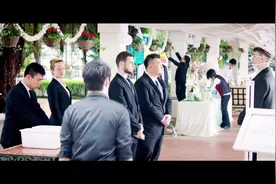 作为设计师的大成子进入婚礼现场的方式都是那么特别，太逗了。