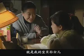 奶奶把孙女照顾的无微不至，孙女的孝心让奶奶感到很欣慰视频封面