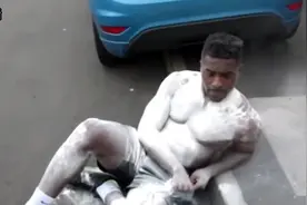 高压水枪喷在身上会怎样？壮老外用肌肉硬抗！下场悲惨