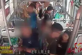 公交司机一句提醒，没想到竟惹怒老汉，女乘客一张纸条暖心了视频封面