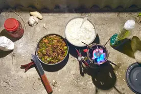 小伙骑独轮在海拔4900的地方扎营，太冷了，吃着热乎的饭菜好幸福视频封面